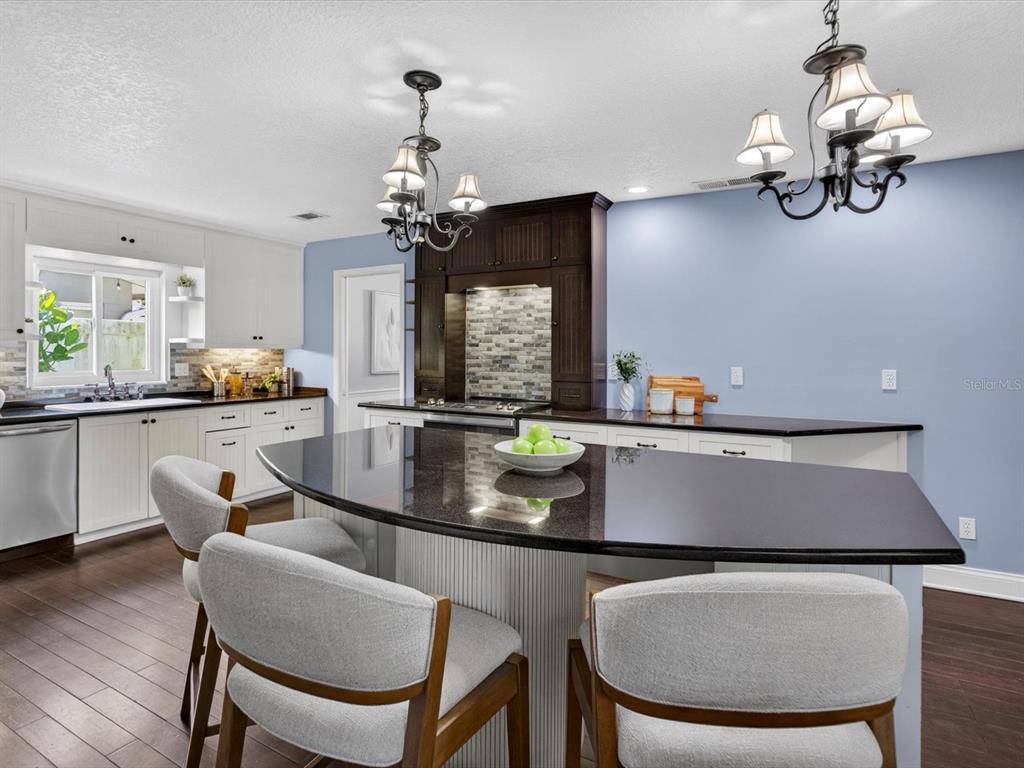 333 Cornwall Road Winter Park, FL 32792 - Photo 7 of 32 a kitchen with a dining table and chairs