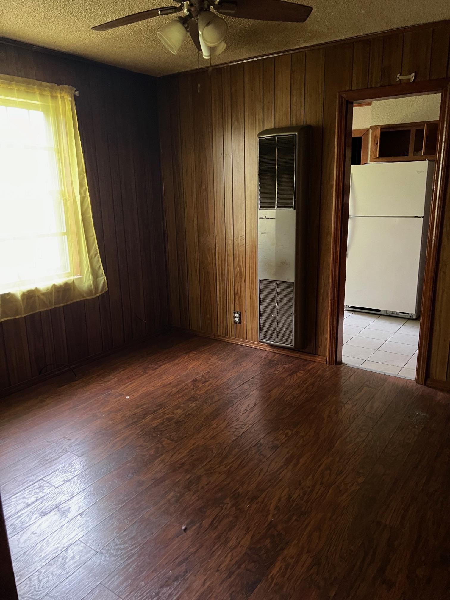 5067 Gill Road Memphis, TN 38109 - Photo 8 of 10 a view of an empty room with a window