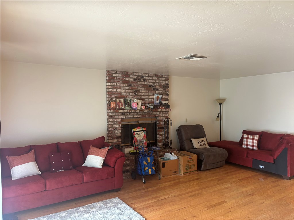 313 Mamie Street Ridgecrest, CA 93555 - Photo 12 of 33 Living room