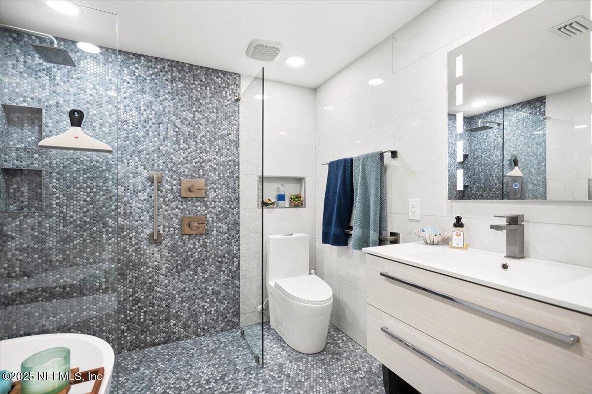 2087 Harvard Street Middleburg, FL 32068 - Photo 26 of 48 Downstairs bath view 3