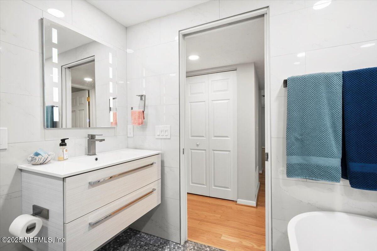 2087 Harvard Street Middleburg, FL 32068 - Photo 27 of 48 Downstairs bath view 4