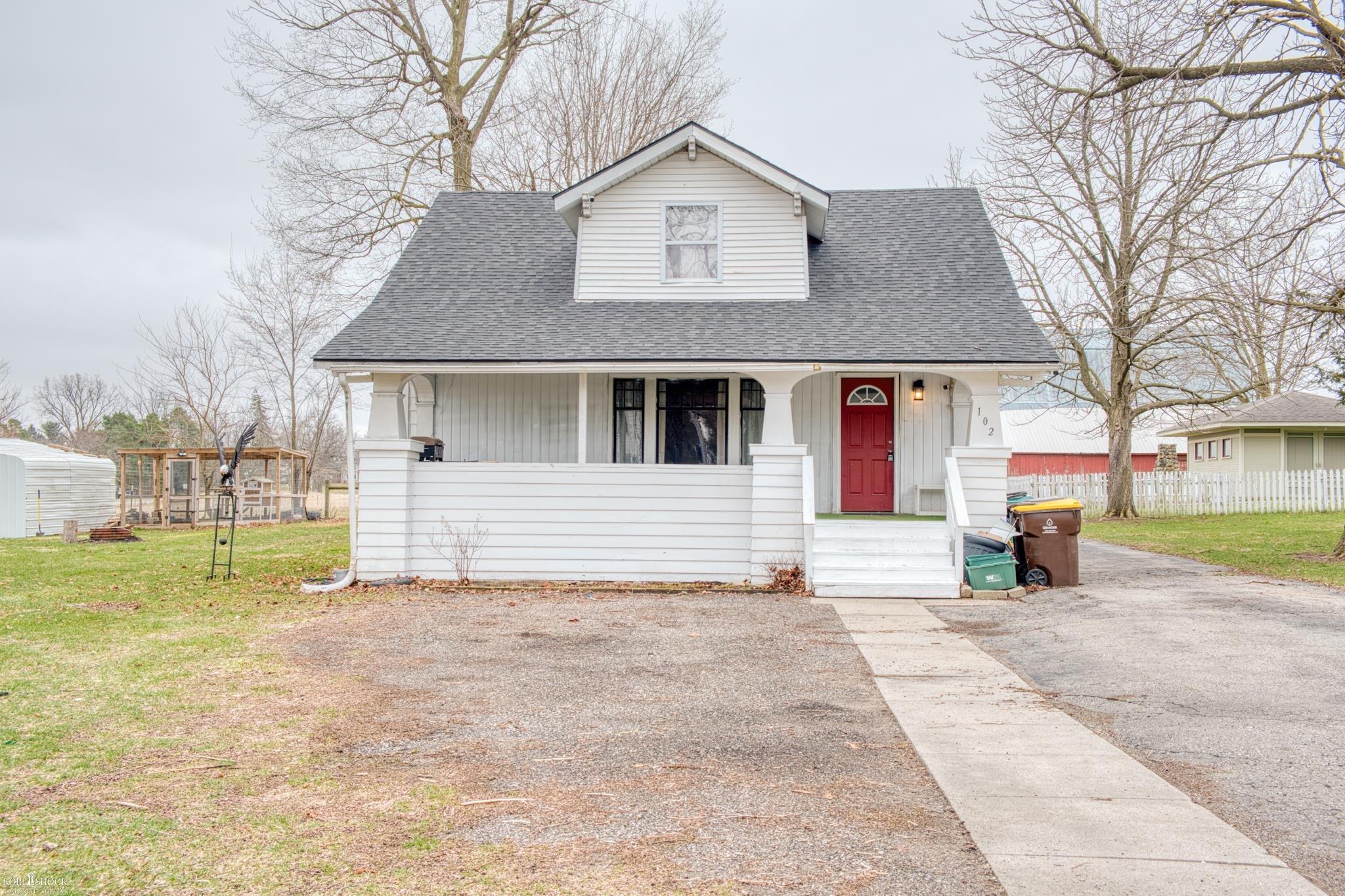 102 East Maple Street Bancroft, MI 48414 - Photo 2 of 35 50203241-02c8aa47-f073-4327-9207-e955a4b3f381.JPG