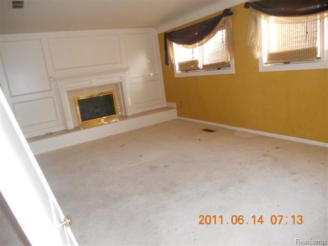 11141 Racine Road Warren, MI 48093 - Photo 6 of 8 71342398 Family Room