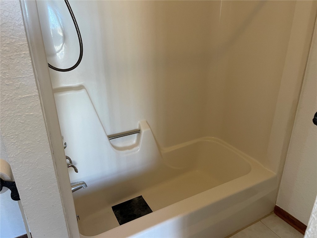 2584 High Creek Road Fairplay, CO 80440 - Photo 21 of 50 a bathroom with a bath tub and a mirror