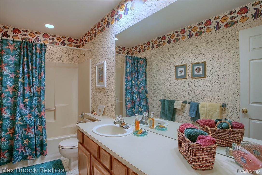1984 Fairfield Drive Rochester, MI 48306 - Photo 11 of 34 Bathroom.jpg