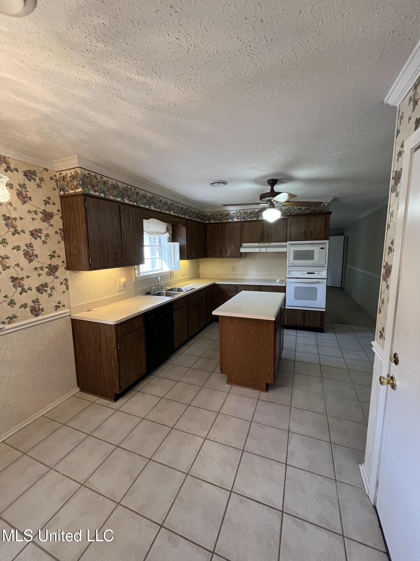 808 Live Oak Drive Clinton, MS 39056 - Photo 4 of 12 aa906012-9518-4c48-93eb-0a92b43e8226