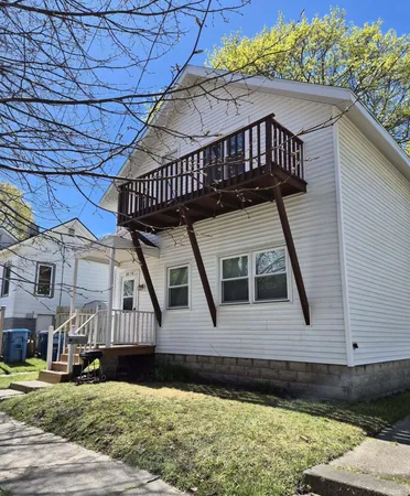 $1,100 | 212 Sycamore Street, Unit B, Manistee, MI 49660