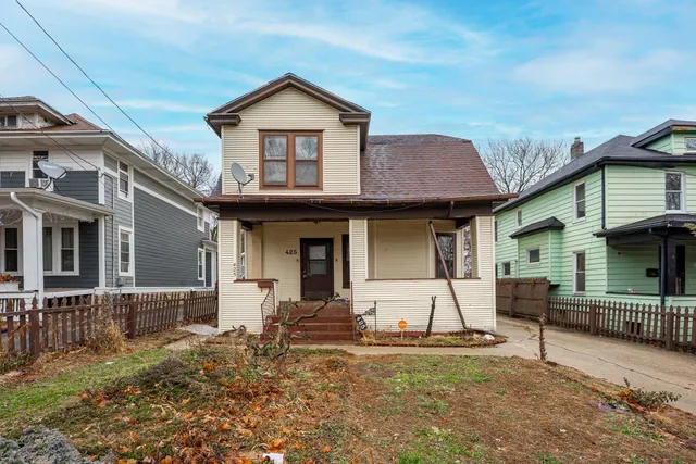 $125,000 | 425 North Hinkley Avenue, Rockford, IL 61101