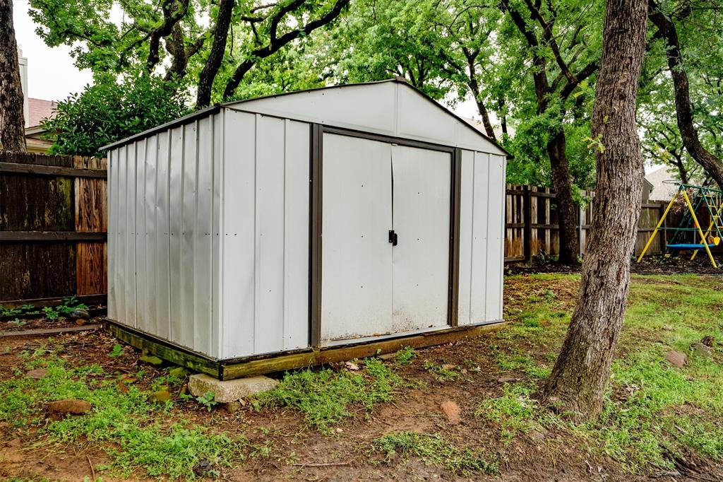 1501 Valley Creek Road Denton, TX 76205 - Photo 31 of 40 a backyard of a house