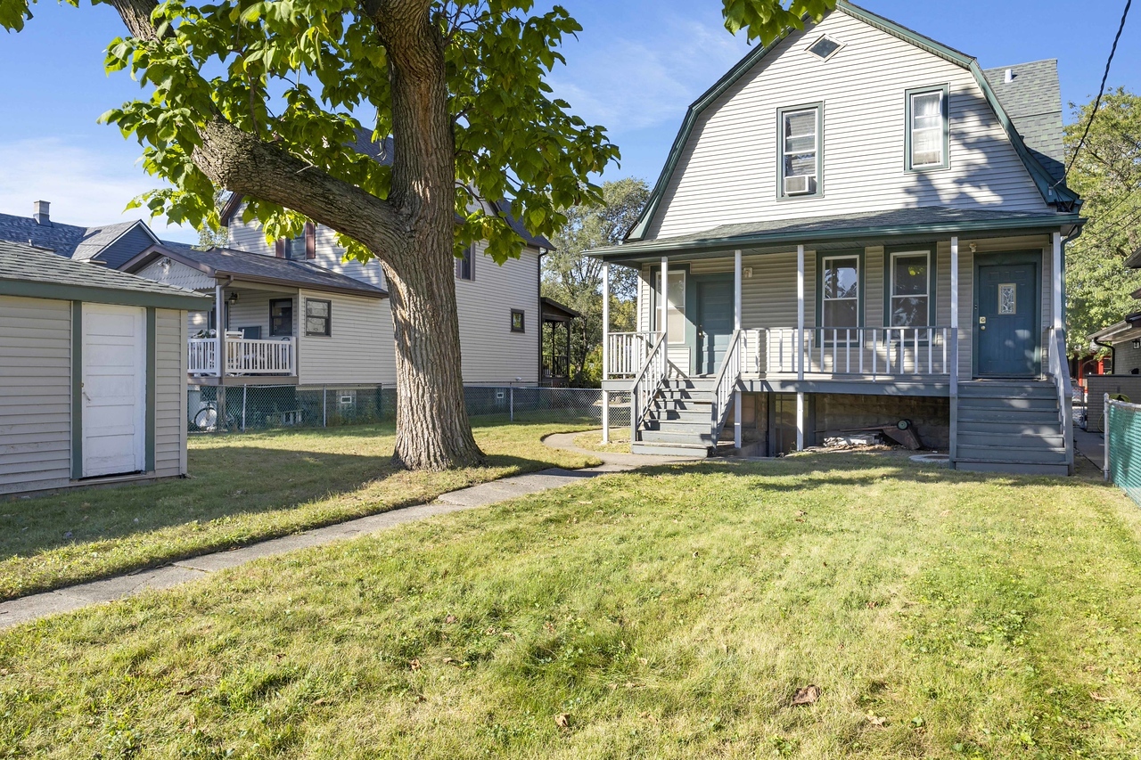 13331 South Commercial Avenue Chicago, IL 60633 - Photo 13 of 14 a view of a house with swimming pool and a porch