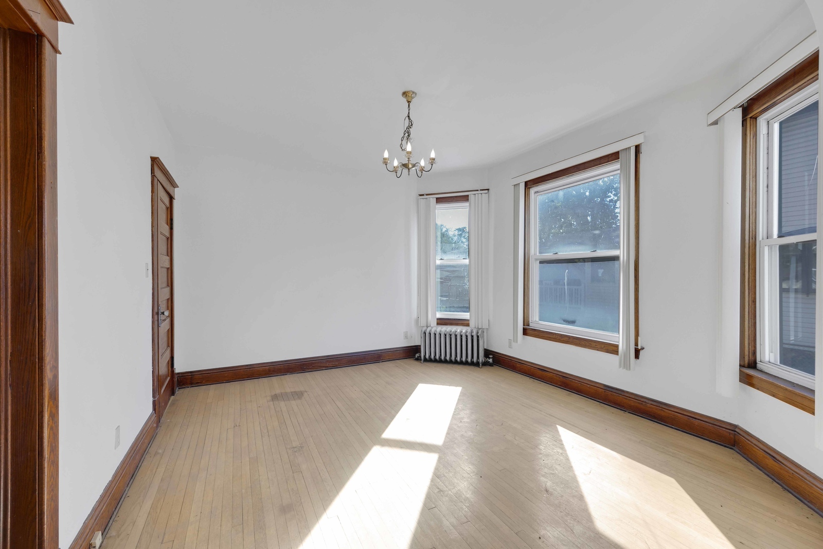 13331 South Commercial Avenue Chicago, IL 60633 - Photo 4 of 14 a view of an empty room with a window