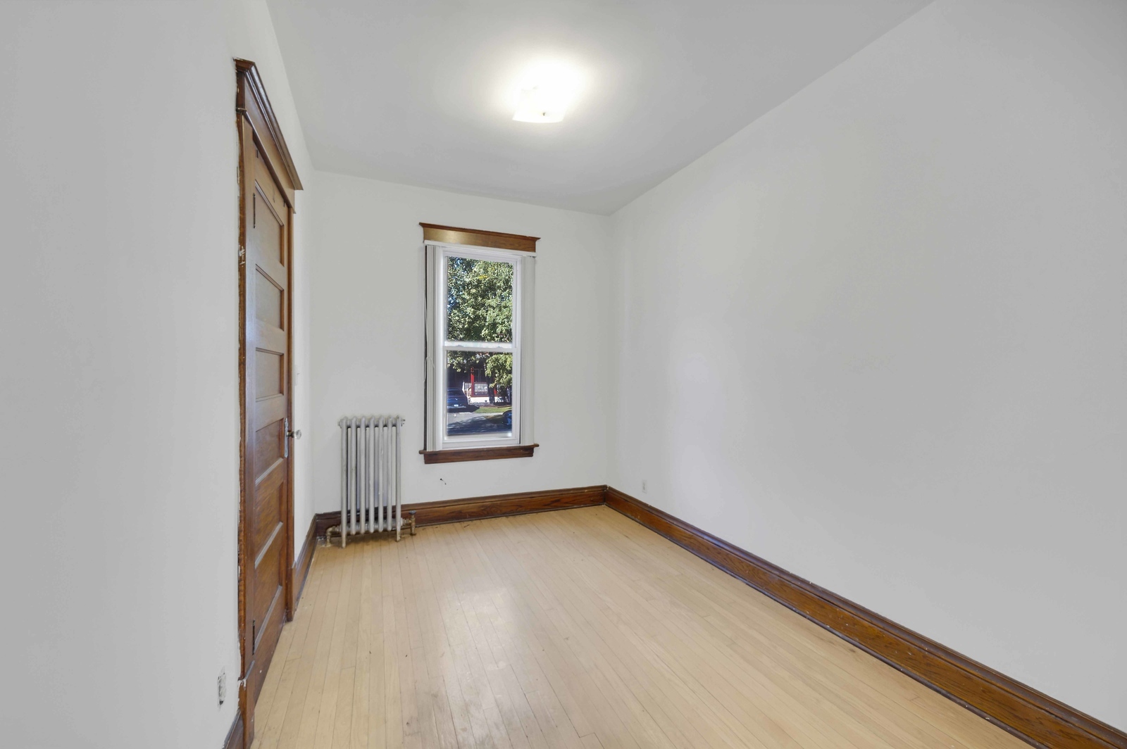 13331 South Commercial Avenue Chicago, IL 60633 - Photo 7 of 14 an empty room with windows