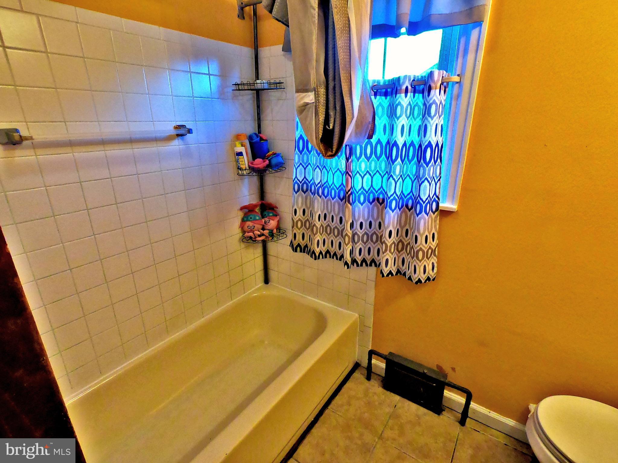 224 Hanley Place Reading, PA 19611 - Photo 5 of 36