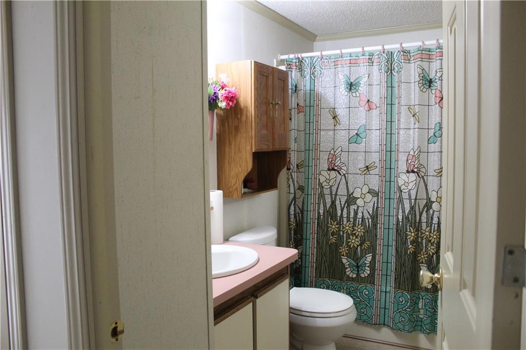 125 Hindman Road, Unit 43 Butler, PA 16001 - Photo 7 of 20 Main bath just outside the second bedroom.