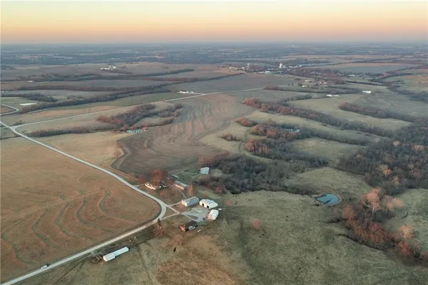 $568,750 | 52 Southwest 401st Road, Centerview, MO 64019