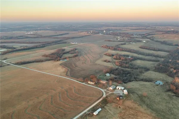 $568,750 | 52 Southwest 401st Road, Centerview, MO 64019