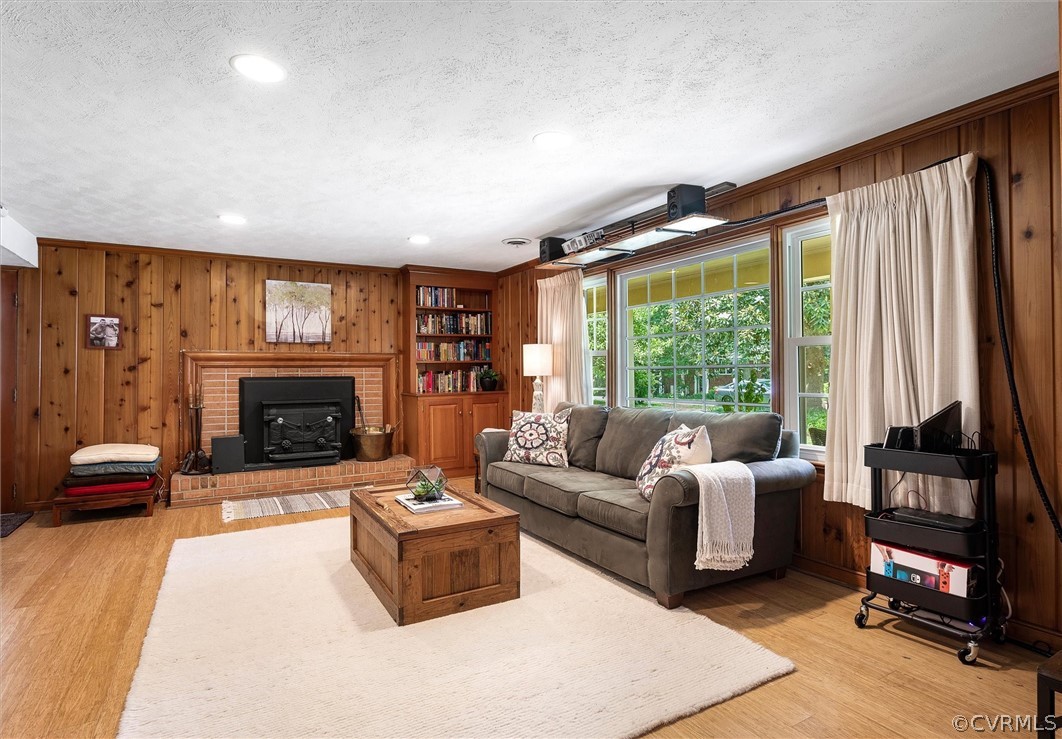 2900 Halstead Road North Chesterfield, VA 23235 - Photo 15 of 36 Cozy but so spacious family room with new flooring
