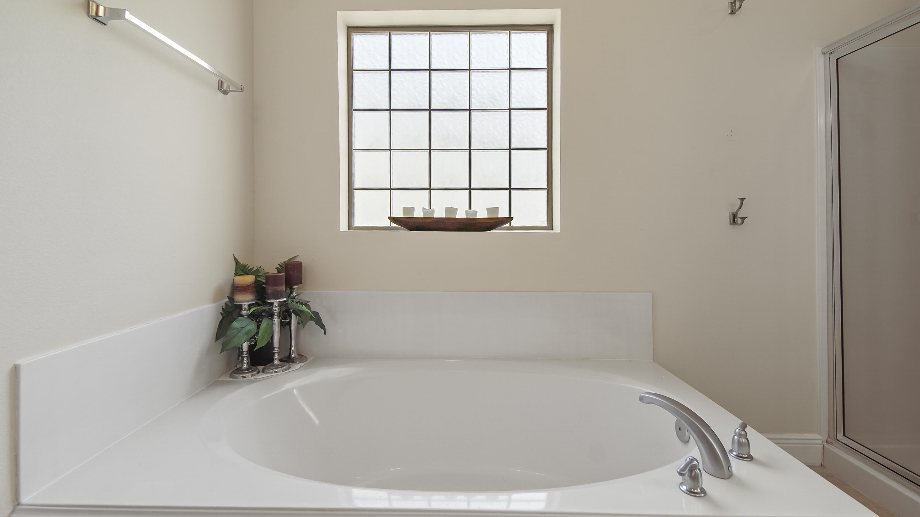 1464 Brushed Dune Circle Freeport, FL 32439 - Photo 23 of 62 a white bath tub sitting in a bathroom