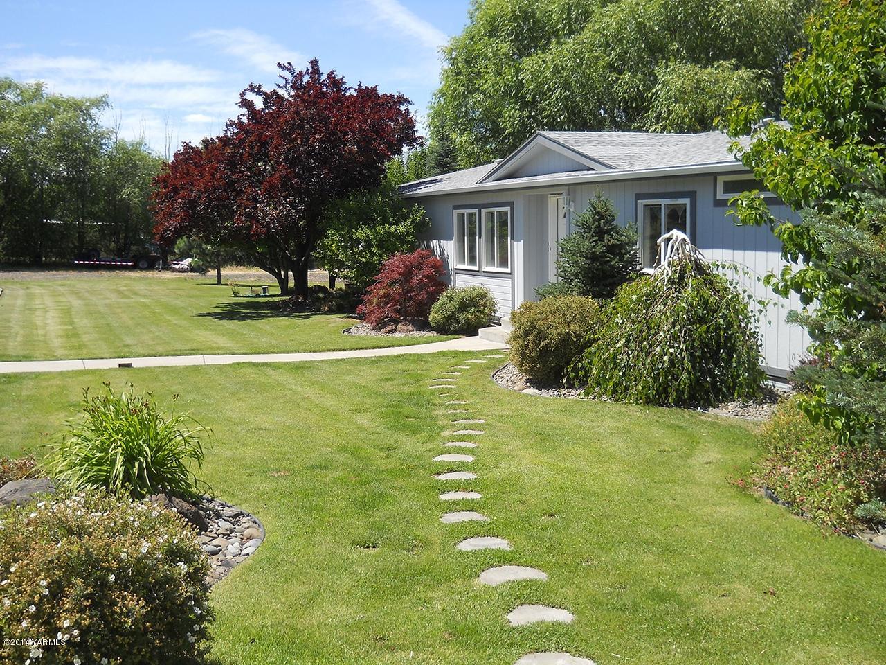 15601 Fisk Road Yakima, WA 98908 - Photo 2 of 58 a front view of a house with a garden