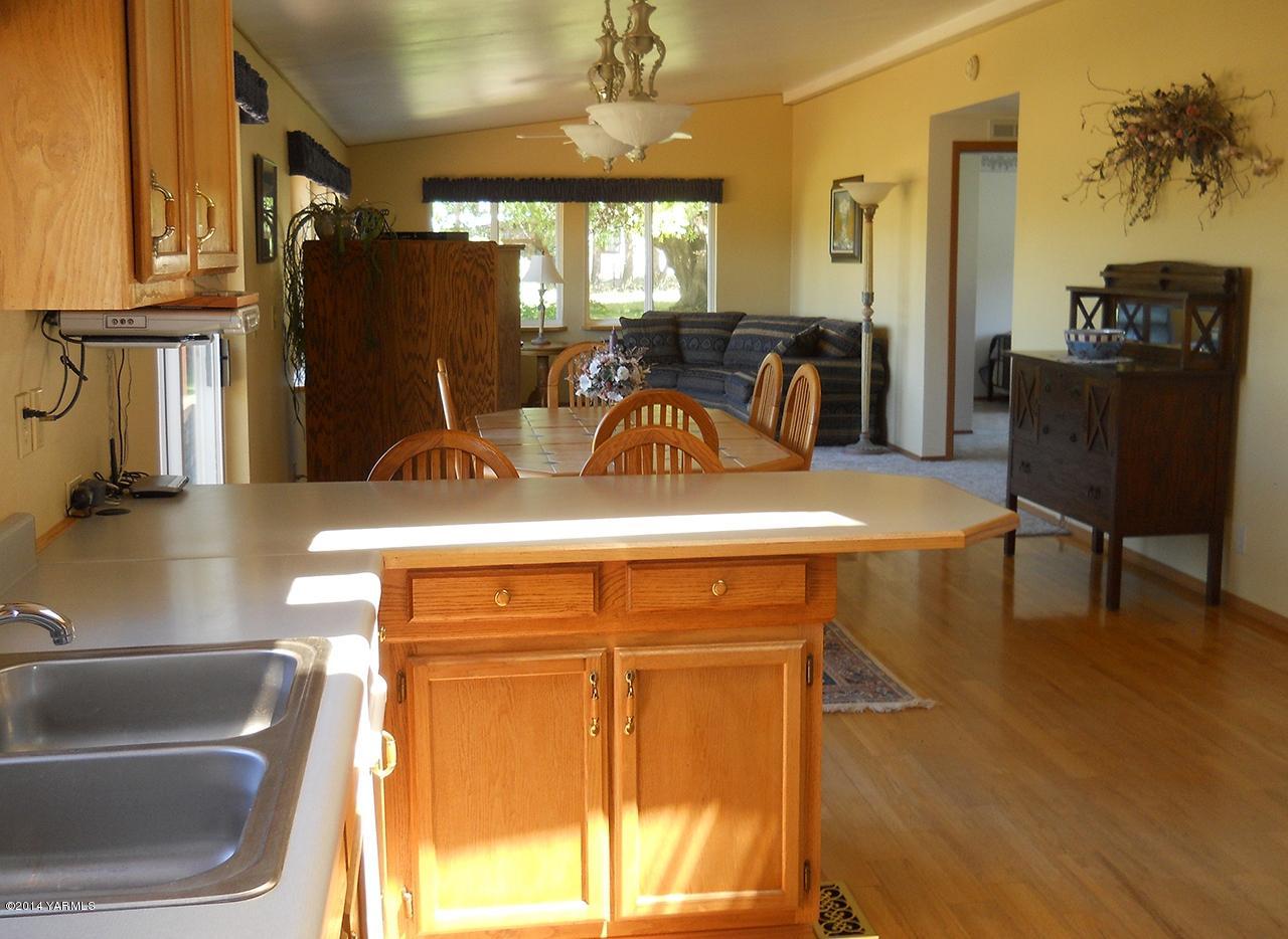 15601 Fisk Road Yakima, WA 98908 - Photo 11 of 58 Looking at Kitchen