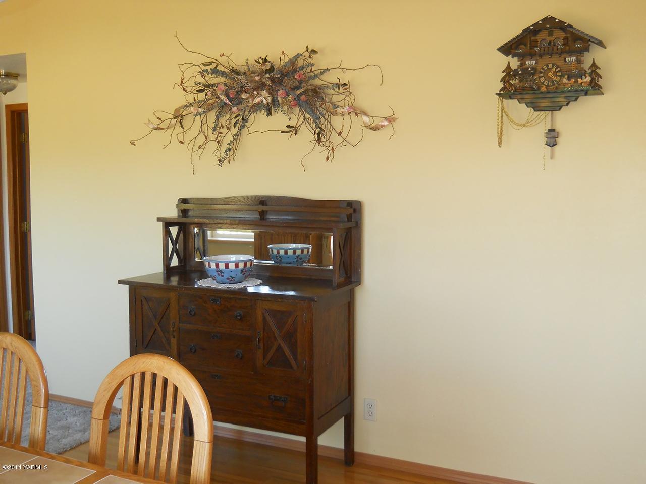 15601 Fisk Road Yakima, WA 98908 - Photo 13 of 58 a view of entryway with wooden floor