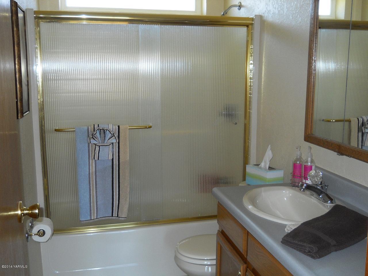 15601 Fisk Road Yakima, WA 98908 - Photo 15 of 58 a bathroom with a sink toilet and shower