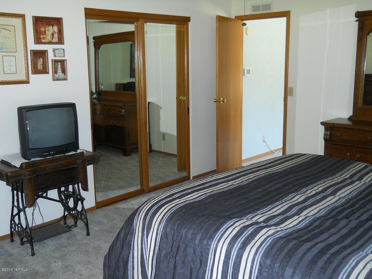15601 Fisk Road Yakima, WA 98908 - Photo 16 of 58 a bedroom with a bed and a flat screen tv