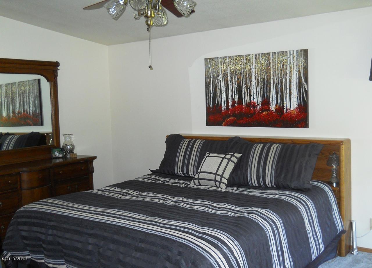 15601 Fisk Road Yakima, WA 98908 - Photo 17 of 58 a bed sitting in a bedroom next to a window
