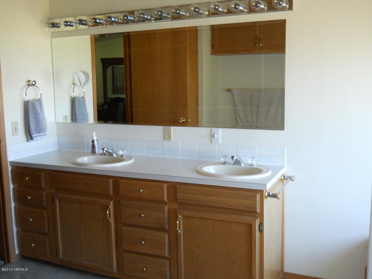 15601 Fisk Road Yakima, WA 98908 - Photo 19 of 58 a bathroom with a sink and a mirror