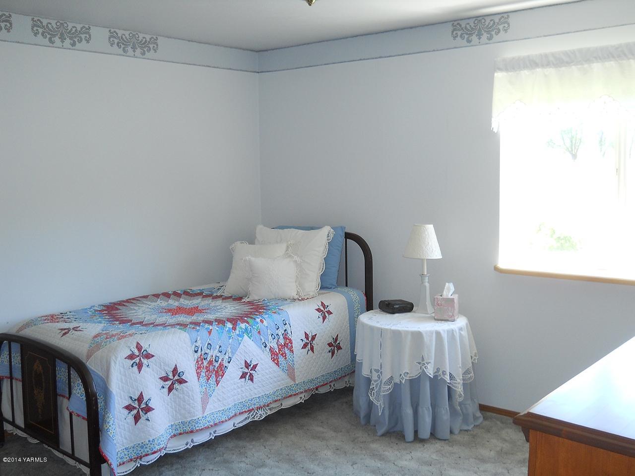 15601 Fisk Road Yakima, WA 98908 - Photo 20 of 58 a bedroom with a bed and a window