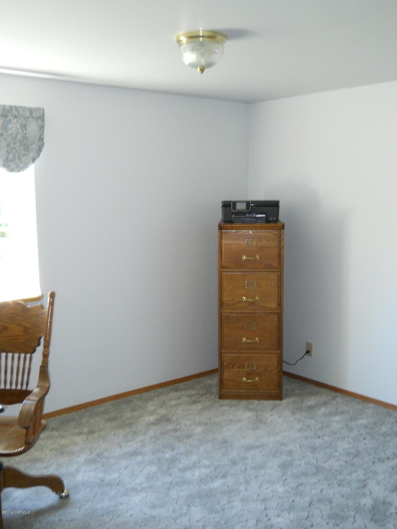 15601 Fisk Road Yakima, WA 98908 - Photo 21 of 58 an empty room with windows