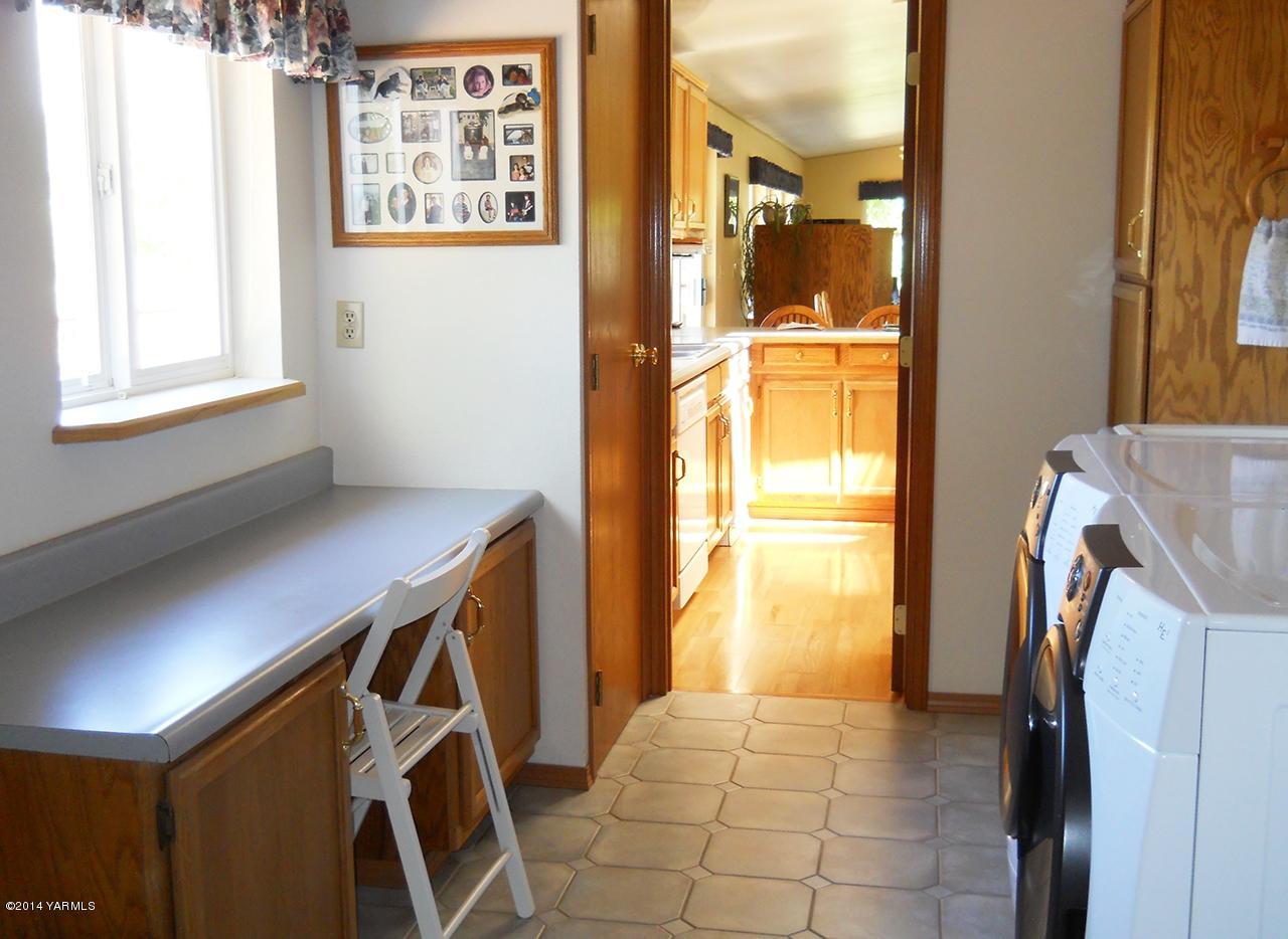 15601 Fisk Road Yakima, WA 98908 - Photo 23 of 58 a view of walk in closet with window and refrigerator