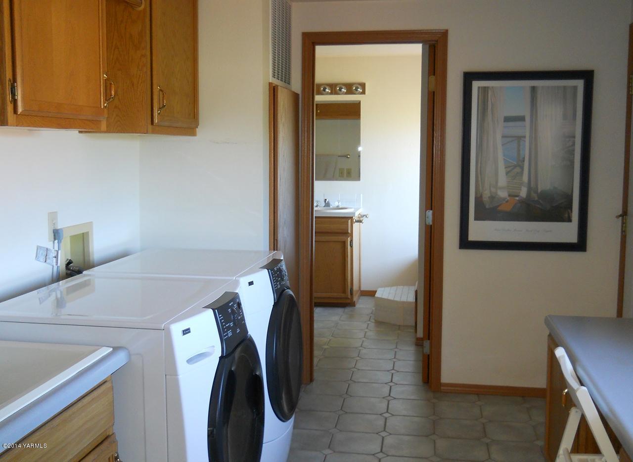 15601 Fisk Road Yakima, WA 98908 - Photo 24 of 58 a utility room with dryer and washer