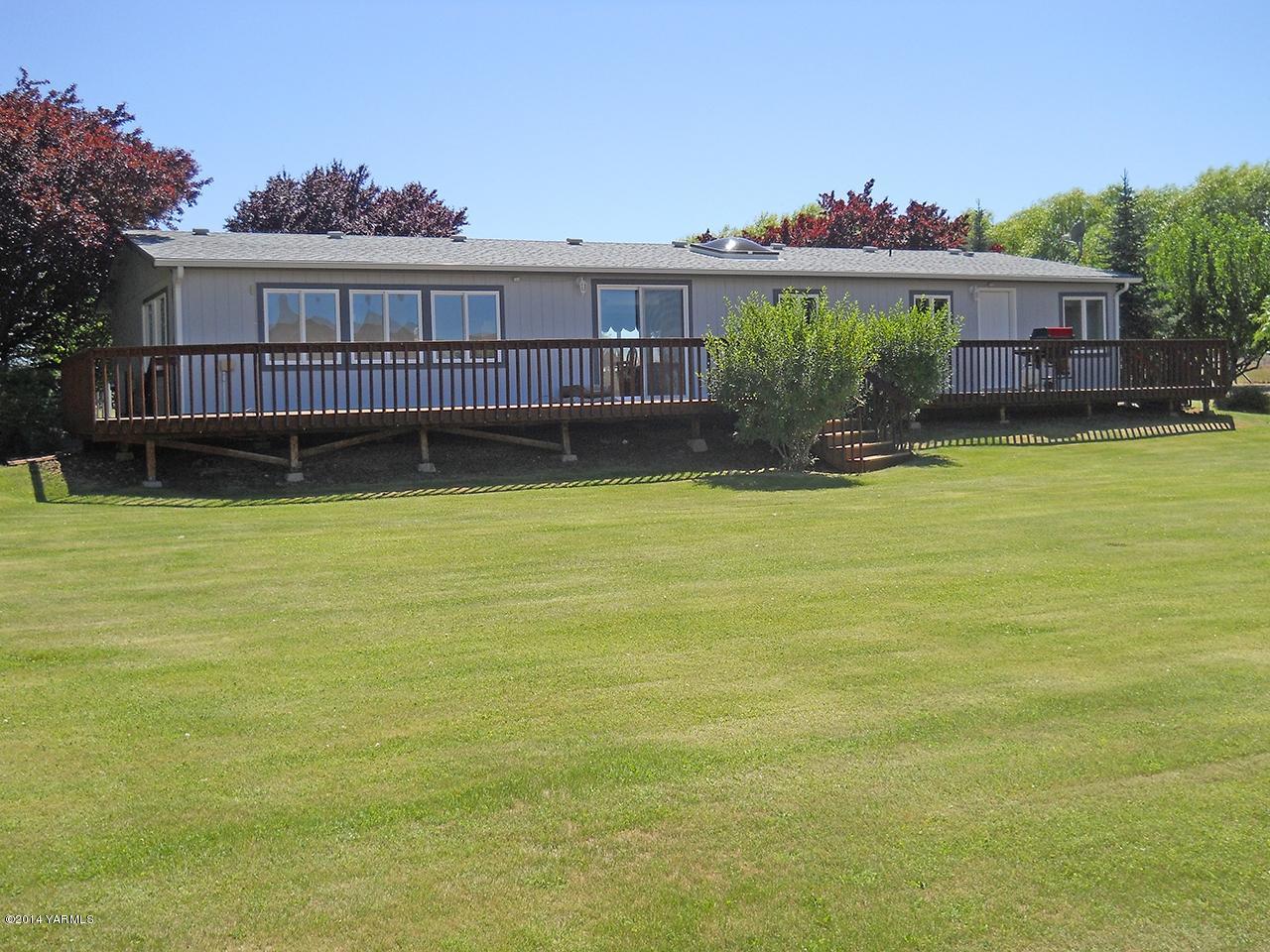 15601 Fisk Road Yakima, WA 98908 - Photo 25 of 58 a view of a house with a swimming pool