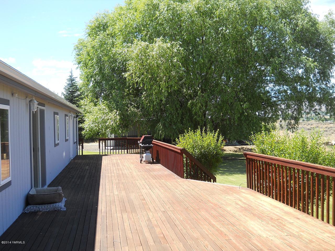 15601 Fisk Road Yakima, WA 98908 - Photo 27 of 58 a balcony with view of trees