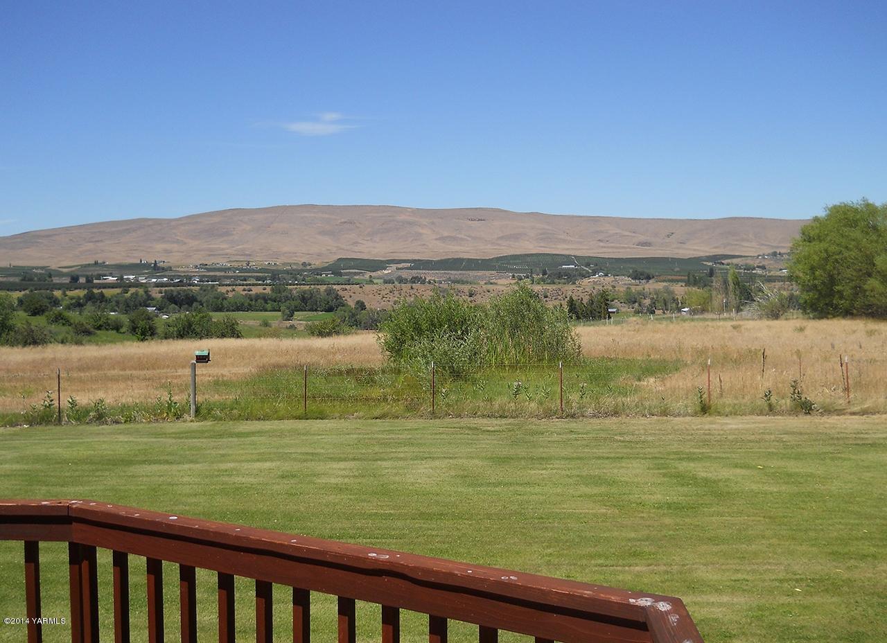 15601 Fisk Road Yakima, WA 98908 - Photo 28 of 58 a view of a lake with a mountain