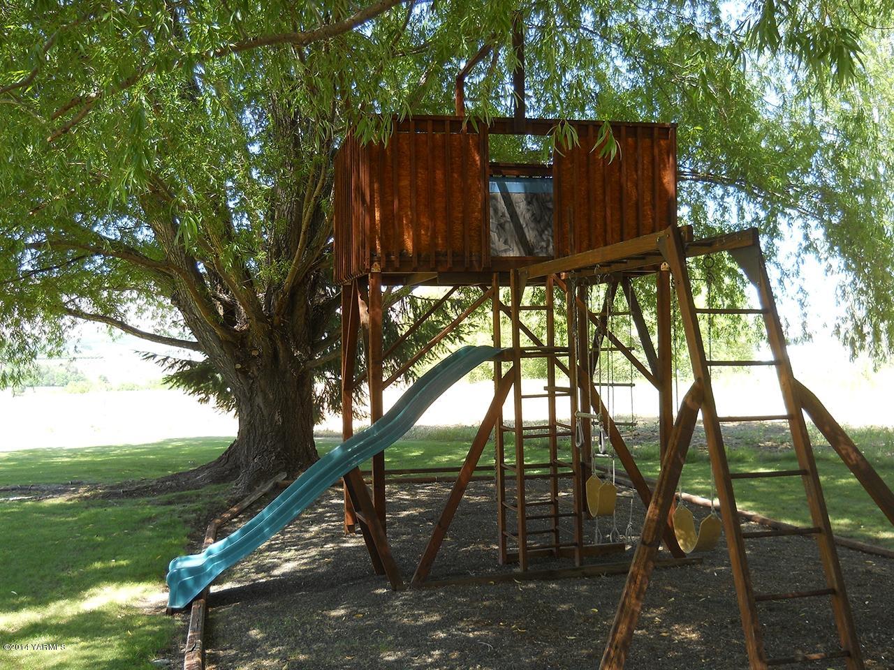 15601 Fisk Road Yakima, WA 98908 - Photo 30 of 58 a view of backyard with tree