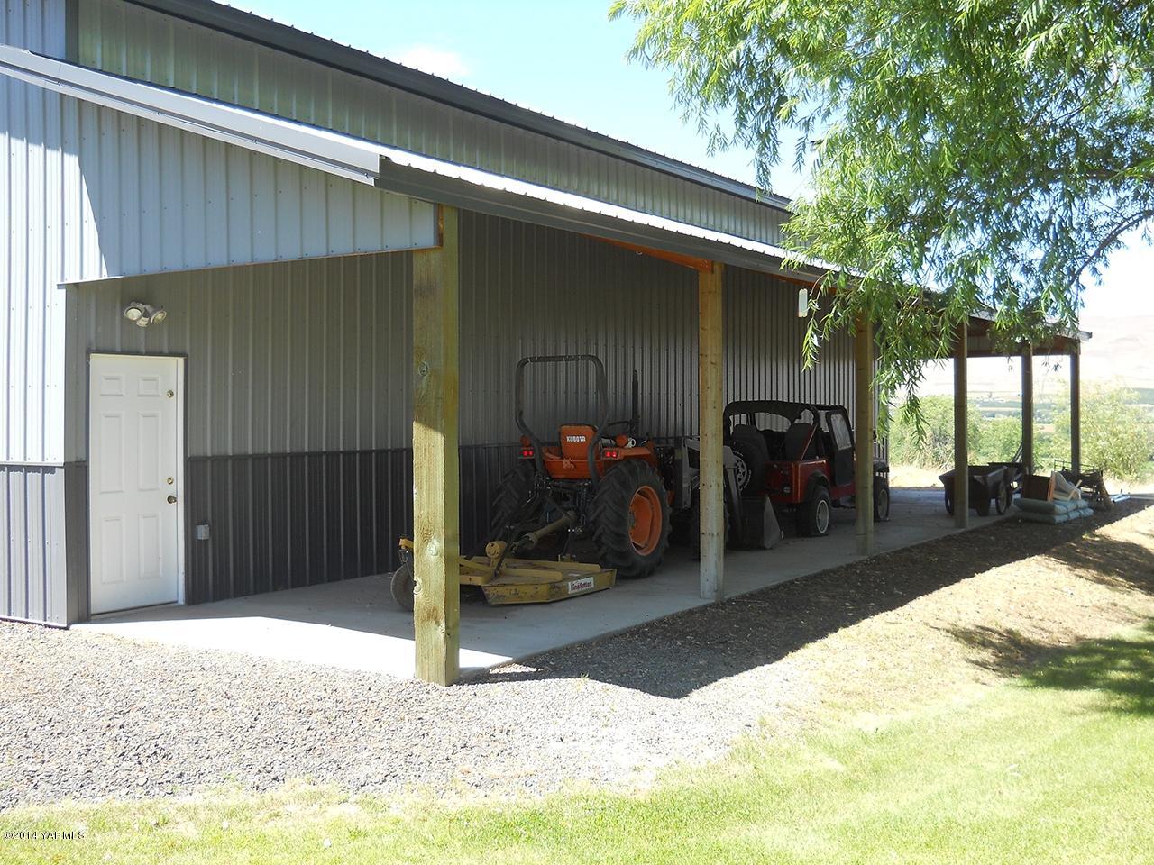15601 Fisk Road Yakima, WA 98908 - Photo 36 of 58 a view of a house with a garage