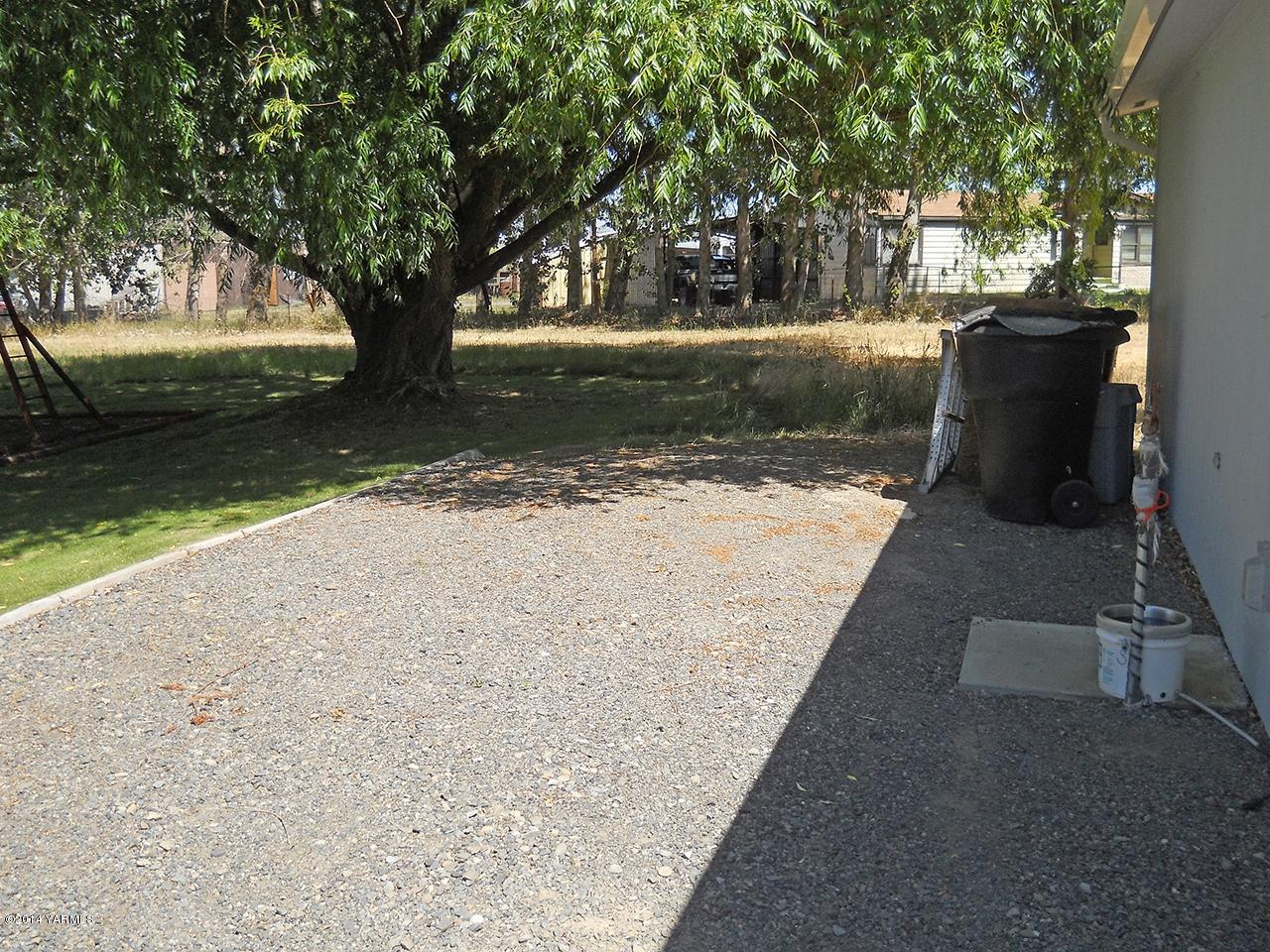 15601 Fisk Road Yakima, WA 98908 - Photo 40 of 58 a view of a yard with trees