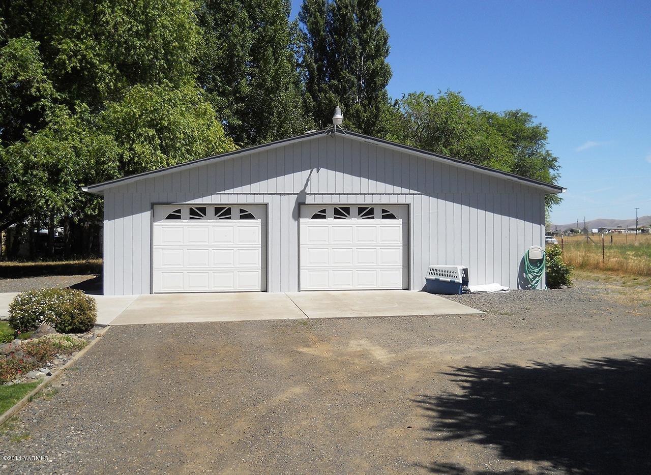 15601 Fisk Road Yakima, WA 98908 - Photo 5 of 58 a front view of a house with a yard and garage