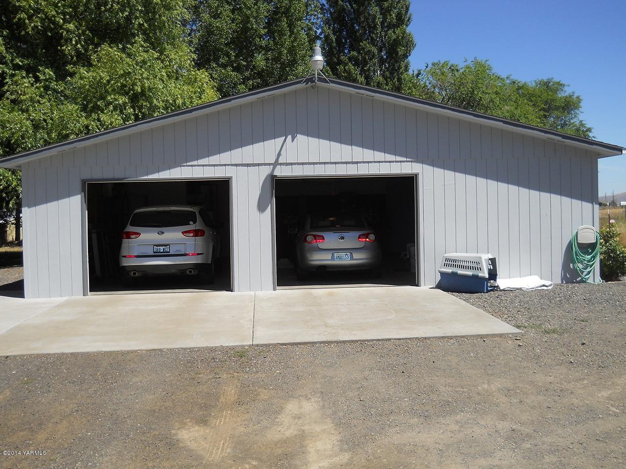 15601 Fisk Road Yakima, WA 98908 - Photo 42 of 58 a front view of a house with a yard and a garage