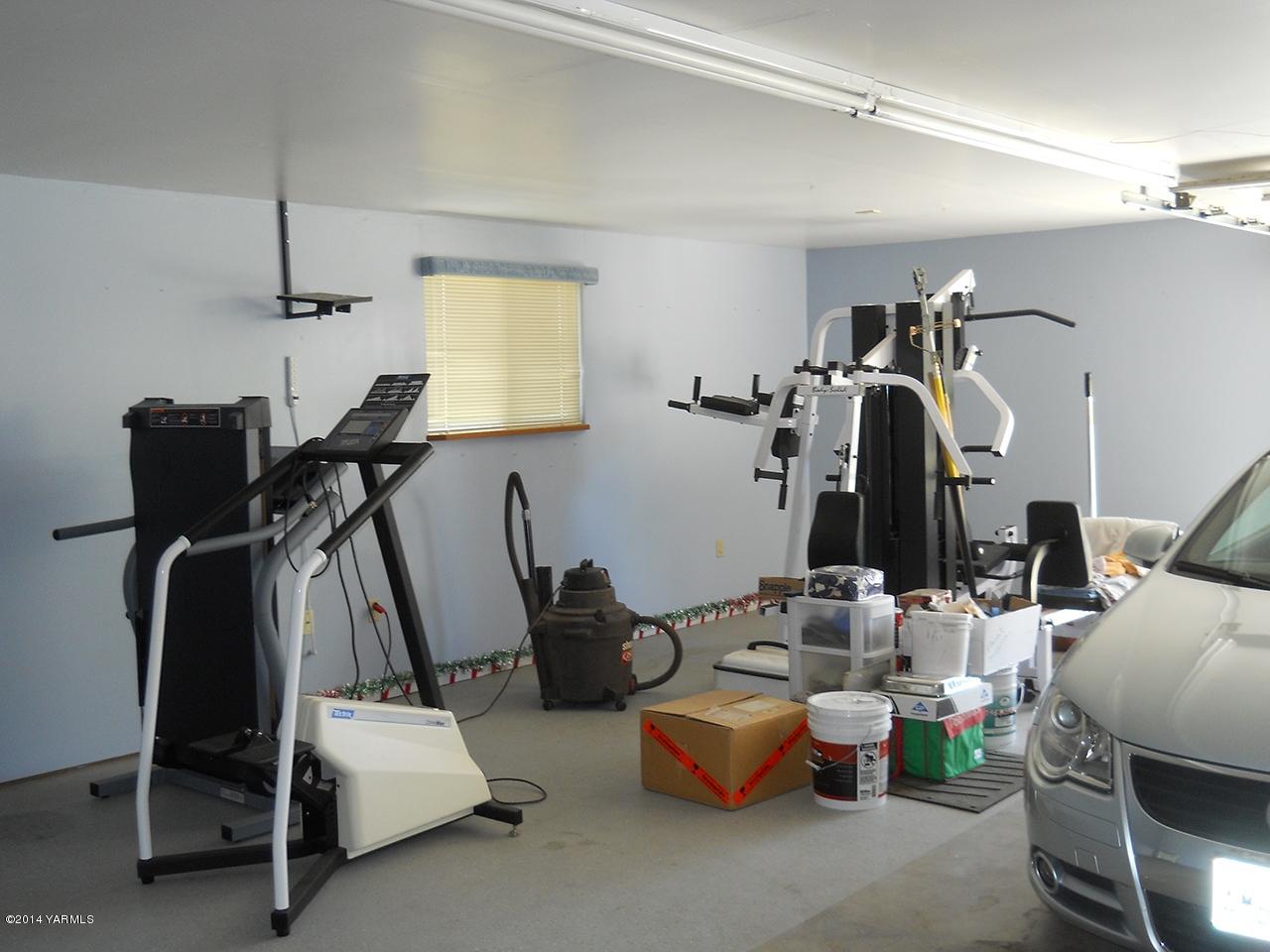 15601 Fisk Road Yakima, WA 98908 - Photo 44 of 58 a view of a room with gym equipment