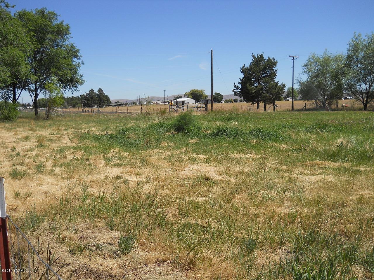 15601 Fisk Road Yakima, WA 98908 - Photo 48 of 58 a view of a lake view with a garden