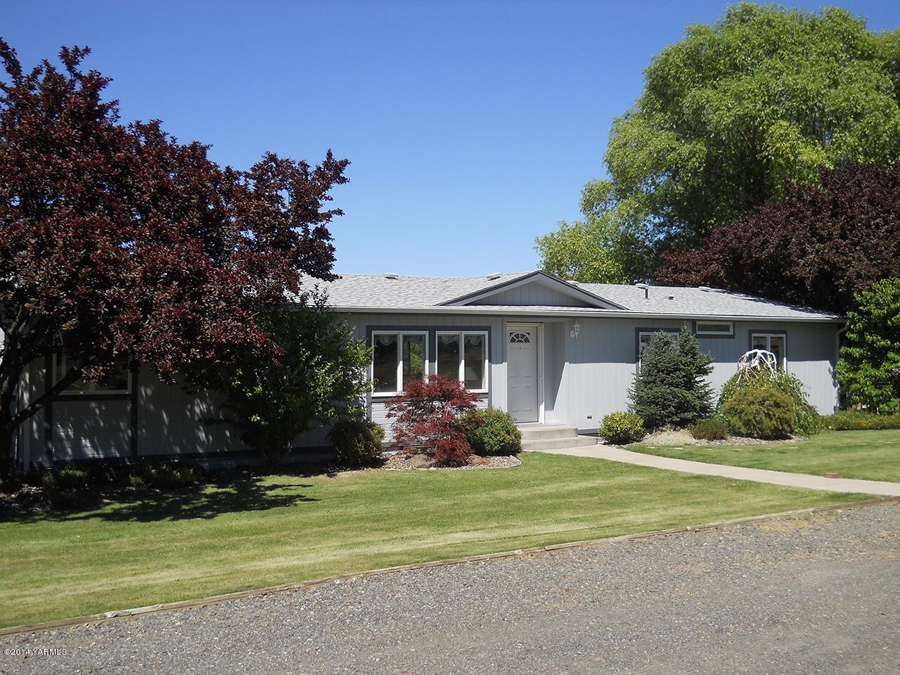 15601 Fisk Road Yakima, WA 98908 - Photo 7 of 58 a front view of house with yard and green space