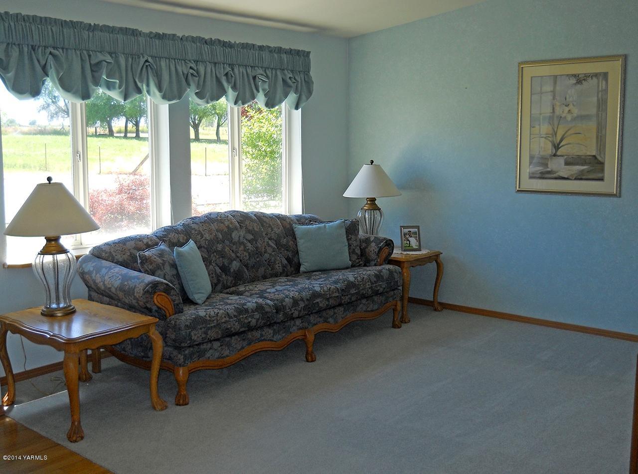 15601 Fisk Road Yakima, WA 98908 - Photo 8 of 58 a living room with furniture and a large window