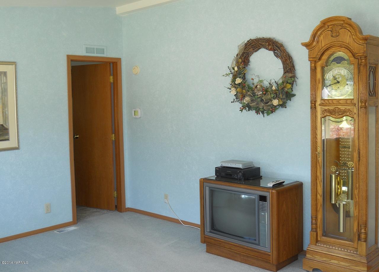 15601 Fisk Road Yakima, WA 98908 - Photo 9 of 58 Living Room