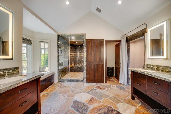 $2,600,000 | 1 Rollingview Lane, Fallbrook, CA 92028