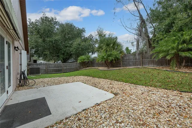a view of a backyard