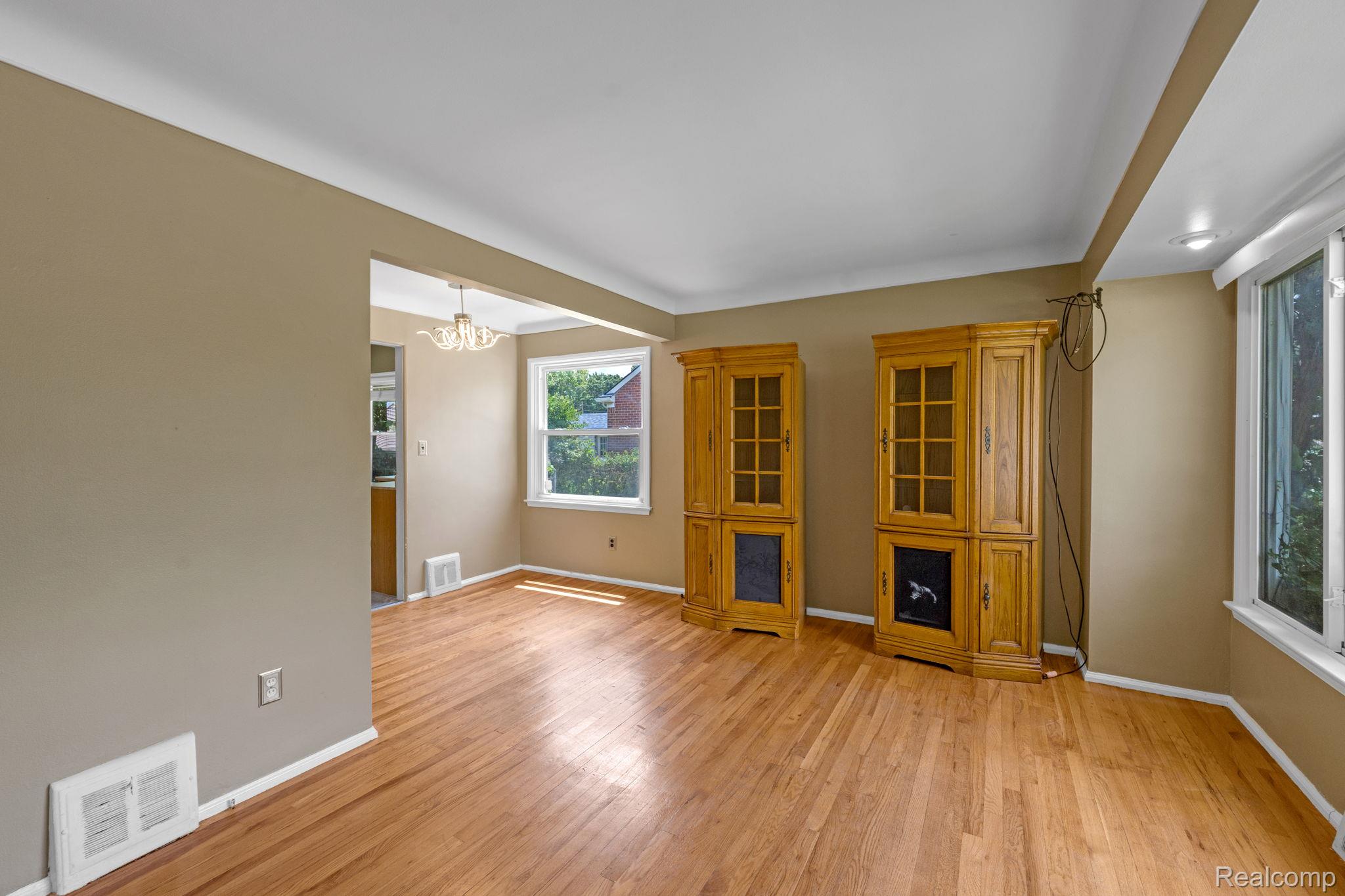 7641 Pelham Road Allen Park, MI 48101 - Photo 8 of 21 12-web-or-mls-DSC02490.jpg