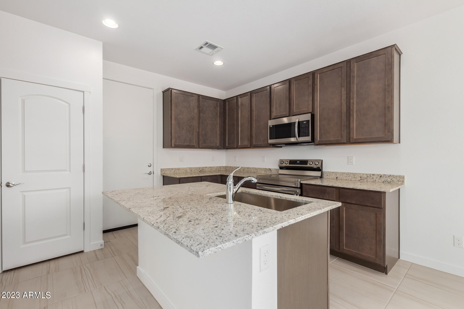 655 South Del Rancho Mesa, AZ 85208 - Photo 9 of 17 Kitchen